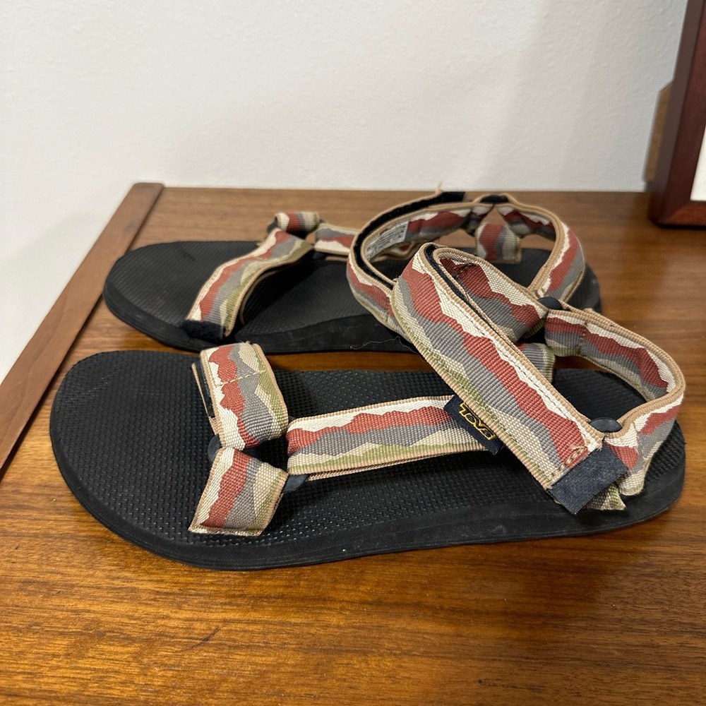 Great teva sandals.  Size 9.